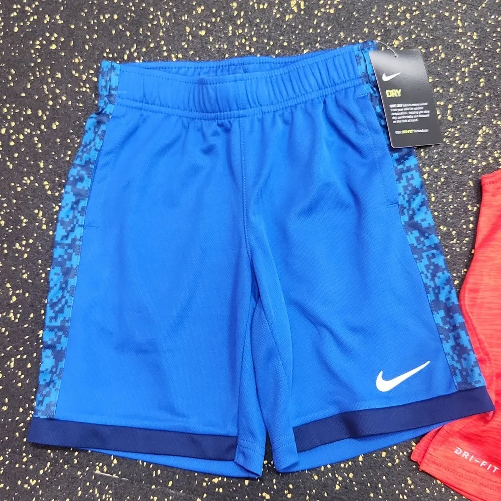 Nike shorts and shirt dri fit - Picture 2 of 3